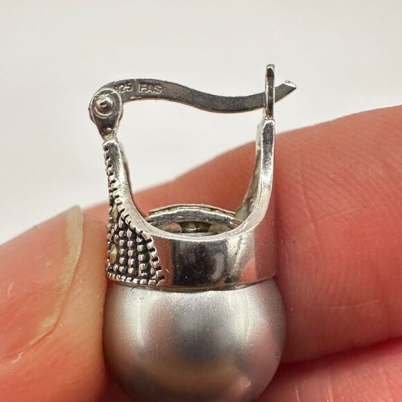Sterling silver marked, pearl and marcasite “huggie” earrings! - Picture 5 of 9